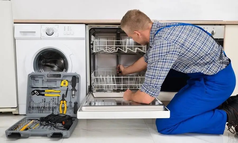 Foça Miele servisi teknisyen ekibi beyaz eşya tamiri yaparken